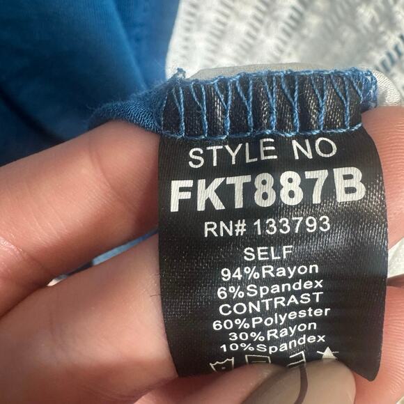 POL Crochet Detail Floral V Neck Oversized Top Tunic Blue White Size Medium - Picture 13 of 15